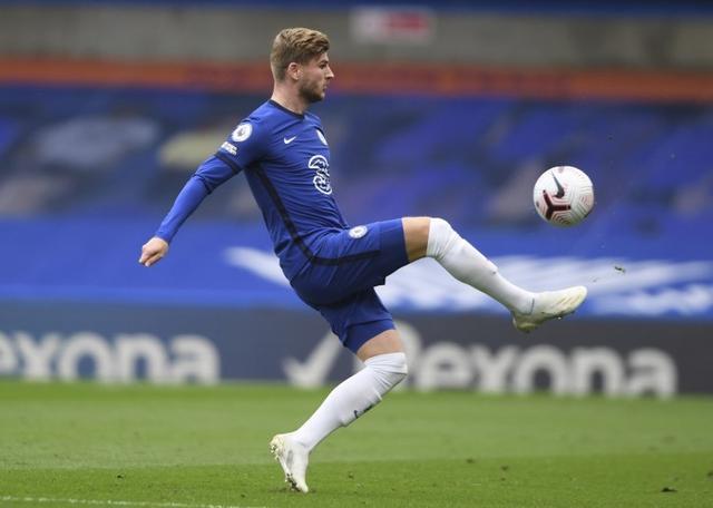 从手足无措到游刃有余，齐达内在公园学着踢毽子