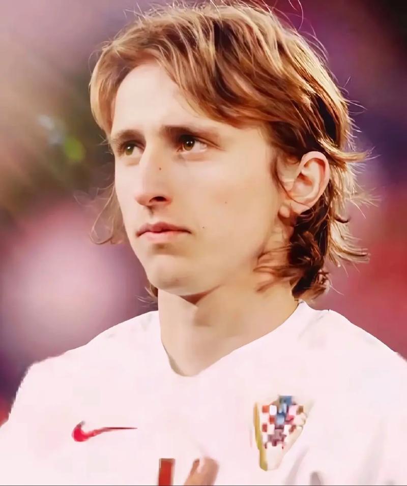 法兰克福球迷在诺坎普球场对巴萨支持者发动投掷袭击