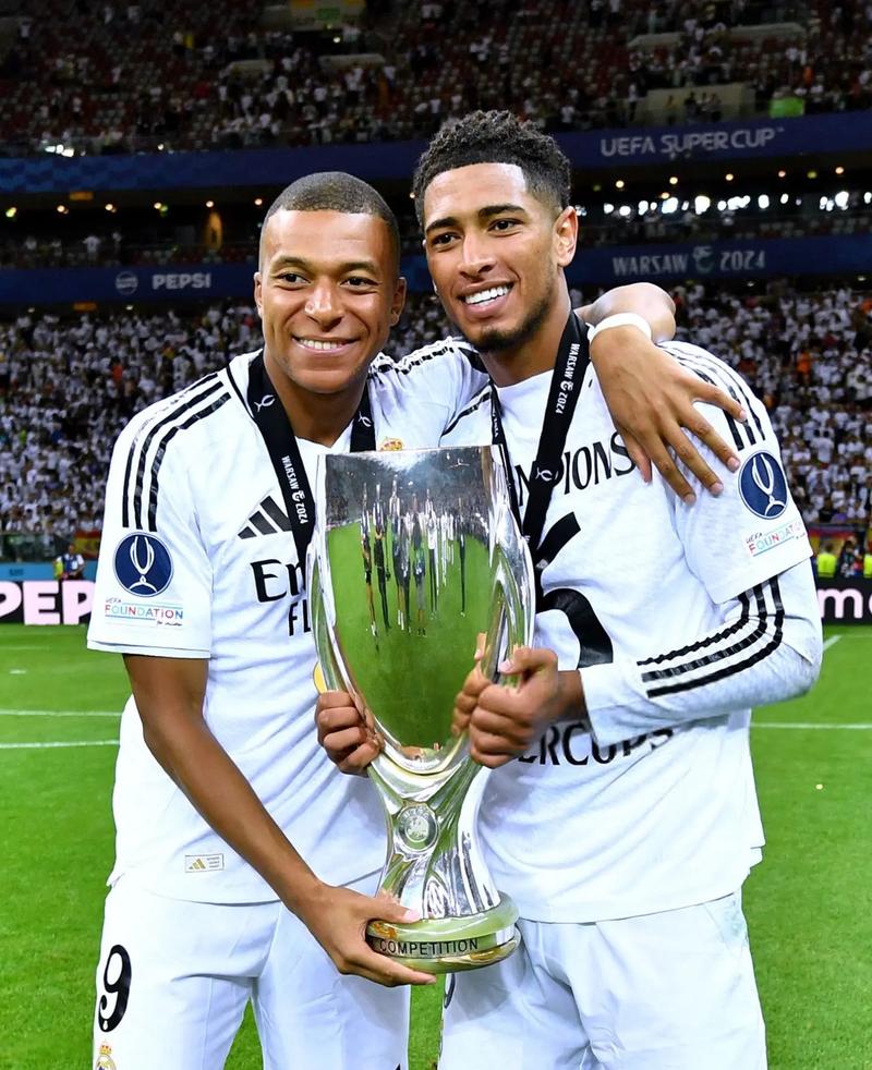 AC米兰通过老将策略增强阵容，引进莫德里奇和蒂亚戈-席尔瓦，弥补后防不足，延续稳定表现。